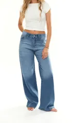 Jean de corte recto y tiro medio, confeccionado en denim de algodón con lavado azul clásico. Presenta diseño de cinco bolsillos, cierre frontal con botón metálico y costuras reforzadas.