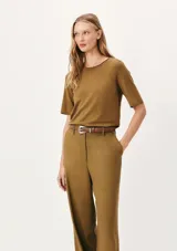 Blusa color verde oliva de tejido de punto, con cuello redondo y mangas cortas. Corte recto.