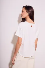 Remera blanca de algodón peinado, de corte recto y manga corta.