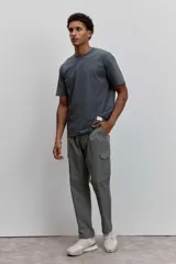 Remera de manga corta y cuello redondo, de corte clásico y color marrón.