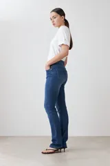 Pantalón jean de corte recto color crudo.