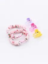 Set de accesorios para el pelo que incluye dos scrunchies de tela rosada con estampado de cerezas y tres broches tipo clip de plástico translúcido en colores violeta, fucsia y amarillo.