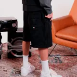 Bermuda negra de algodón, corte recto y largo hasta la rodilla, con cordón ajustable en la cintura.