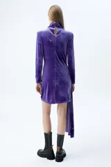 Vestido corto de terciopelo violeta con cuello alto, mangas largas y drapeado en la falda.