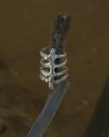 Anillo de diseño orgánico inspirado en una estructura ósea, realizado artesanalmente en plata 925. Presenta una forma abierta y ajustable con acabado irregular.