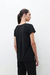 Blusa color cereza de manga corta con escote en V.