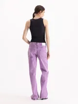 Jeans Hibiscus de tiro medio-alto y corte recto, con lavado ácido en color lila que genera un efecto desgastado.