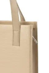 Bolso tipo tote de diseño estructurado y formato vertical, confeccionado en cuero sintético con textura grabada tipo cocodrilo. Cuenta con doble asa de hombro y cierre lateral.