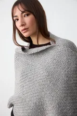 Chal de punto grueso con textura, color gris, confeccionado en una mezcla de lana merino extrafina, lino y viscosa. Diseño ligero y suave con caída envolvente.