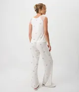 Pijama de dos piezas de viscolycra blanca con estampado floral y detalles de encaje en los hombros. Incluye una musculosa de escote redondo y un pantalón largo de corte recto.