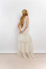 Gorro estilo bohemio tejido en crochet con diseño de red, color beige.