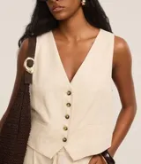 Chaleco femenino confeccionado en viscolino celeste, con escote en v, cierre por botones contrastantes y bolsillos delanteros.