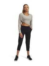 Pantalón deportivo tipo capri de corte ajustado, color negro, con cintura alta y plana. Confeccionado en tejido elástico y transpirable, cuenta con bolsillos laterales abiertos.