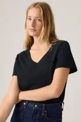 Remera negra de algodón con cuello en V y mangas cortas.