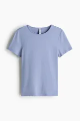 Remera de manga corta entallada, color celeste, con cuello redondo fino ribeteado y bajo recto.