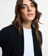 Cardigan alargado de punto texturizado color celeste, de diseño abierto y dobladillo asimétrico con puntas caídas, manga larga y calce cómodo.
