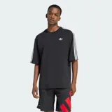 Camiseta oversize Adidas Adicolor de color negro, confeccionada en tejido de punto simple de algodón. Presenta cuello redondo, mangas cortas con las icónicas tres rayas blancas y el logo Trefoil bordado en el pecho.