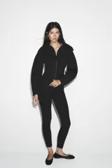 Leggings de tiro alto con cintura elástica y costuras marcadas a tono.