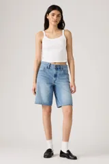 Short de jean celeste de corte amplio, estilo bermuda, con tiro alto y ruedo desflecado.