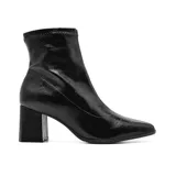 Bota corta negra de charol con punta fina y taco cuadrado. Elástico en los laterales.