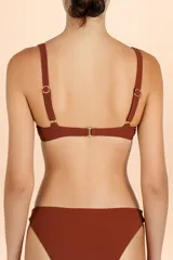 Top de bikini tipo corset color terracota, con diseño tableado en las copas y estructura con varillas internas para mayor soporte.
