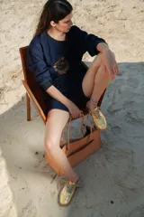 Short deportivo azul marino con cintura elastizada y cordón ajustable.