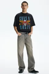 Remera oversized de algodón pesado color negro, con cuello redondo acanalado, hombros caídos y estampa frontal de Guns N' Roses con diseño de calavera y rosas.