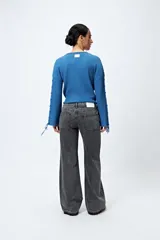 Jean recto de tiro bajo, confeccionado en denim con efecto degradado de color y terminaciones deshilachadas.