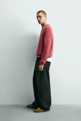 Sweater relaxed fit de canalé, color negro con efecto lavado, cuello redondo y manga larga con acabados en rib.