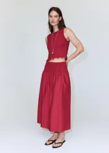Falda midi evasé color bordó con cintura fruncida elástica.