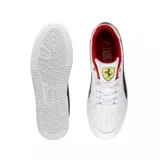 Championes Puma modelo Caven 2.0 edición Ferrari, de diseño urbano con exterior en cuero sintético negro, franja lateral blanca y detalles en rojo en el talón y el interior. Presenta el logo de Ferrari en la lengüeta y suela de goma blanca.