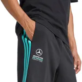 Short de felpa Adidas, modelo Mercedes-AMG Petronas Formula 1 Team DNA, color negro con cintura elástica con cordón de ajuste, logo de Adidas en blanco y emblema del equipo Mercedes AMG Petronas.