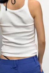 Musculosa de rib color gris claro melange, confeccionada en algodón, con escote redondo y tirantes finos.