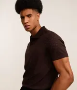 Polo de manga corta color marrón oscuro, de corte ajustado y cuello polo con cierre de botones. Presenta una textura acanalada vertical.