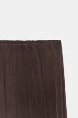 Falda midi de tiro bajo y cintura elástica, color marrón oscuro. Presenta detalles de volantes y aplicación de encaje combinado a tono, con bajo asimétrico.