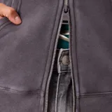Canguro con cierre frontal, capucha con cordones ajustables, bolsillos tipo canguro y puños y ruedo acanalados. Presenta un diseño de calce holgado con logo bordado en el pecho.