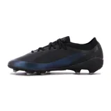 Championes de fútbol Diadora modelo Drop MD, color negro con acabado iridiscente. Presentan diseño con cuello tipo media, cordones ajustables y suela con tapones para terreno firme.