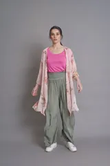 Remera rosada de algodón con cuello redondo y bolsillo en el frente.