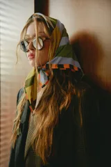 Bandana de seda con diseño estampado geométrico de rayas en tonos verde, amarillo, naranja y celeste.