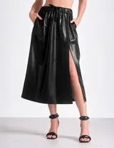 Falda midi de cuero sintético color negro, con pretina elastizada con lazo, bolsillos laterales y tajo frontal.