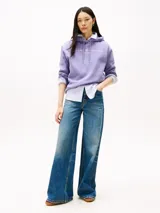 Buzo con capucha Tommy Hilfiger color lila con logo bordado en el pecho.