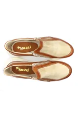 Zapatilla deportiva marrón de cuero liso con detalles en beige y plateado. Presenta cierre lateral y suela gruesa blanca.