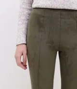 Pantalón legging color verde militar de tela tipo gamuza sintética, tiro alto y corte capri.