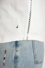 Musculosa blanca de algodón peinado, con escote redondo y corte al cuerpo.