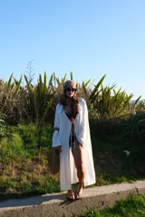 Kimono largo de crepe blanco, con mangas amplias y abertura frontal.