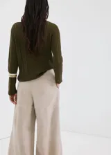 Chaleco de punto verde militar con cuello barco y diseño recto sin mangas.