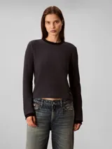 Remera de manga larga Calvin Klein confeccionada en tejido waffle de color gris oscuro, con cuello redondo y ribete negro en contraste.