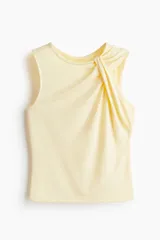 Top sin mangas de punto elástico color amarillo pálido, con ajuste entallado y detalle de nudo o drapeado asimétrico en el hombro derecho.