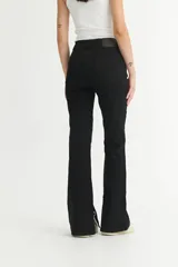 Pantalón de jean negro de corte Oxford con aberturas en el ruedo.