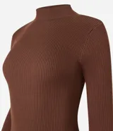 Vestido midi de punto acanalado, color negro, con cuello alto y mangas largas. Presenta un corte ajustado al cuerpo.